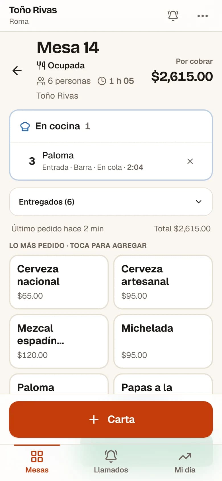 Cuenta abierta de una mesa del bar en el celular del mesero